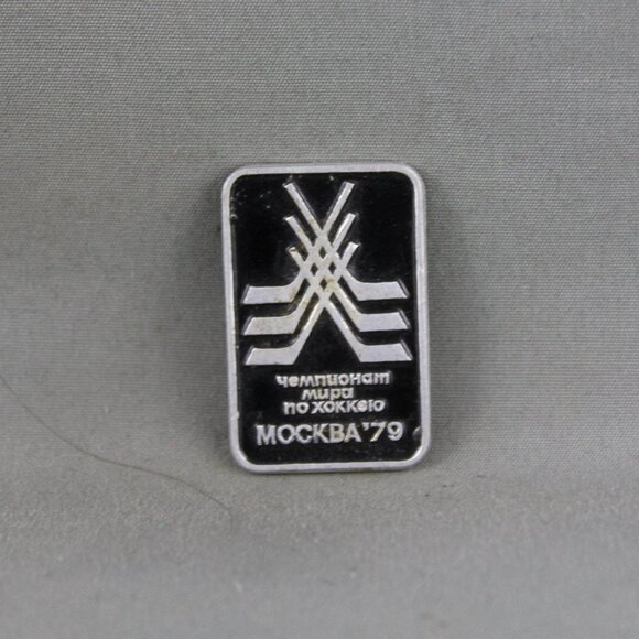 World Hockey Championships Pin - 1979 Moscow Crossed Hockey Sticks - Stamped Pin - Picture 3 of 3
